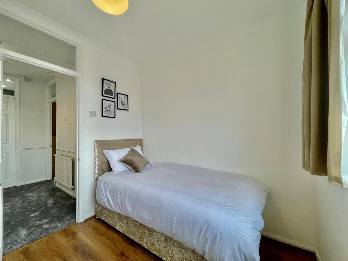 Stylish 3 Bed Chigwell Home With Free Parking Esterno foto