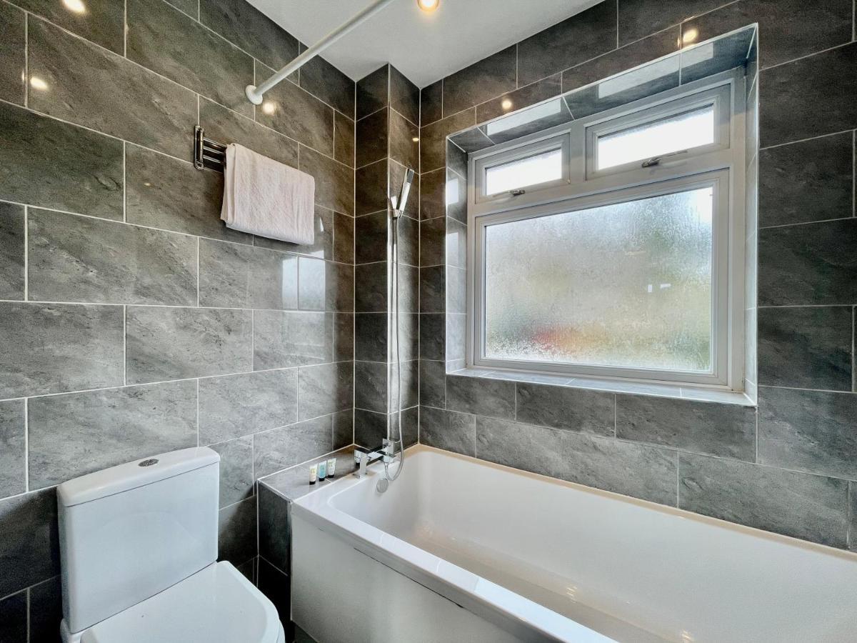 Stylish 3 Bed Chigwell Home With Free Parking Esterno foto