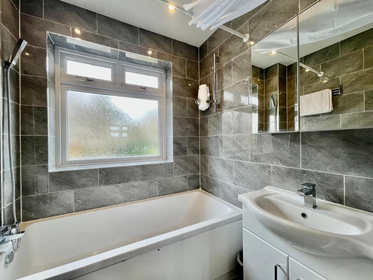 Stylish 3 Bed Chigwell Home With Free Parking Esterno foto